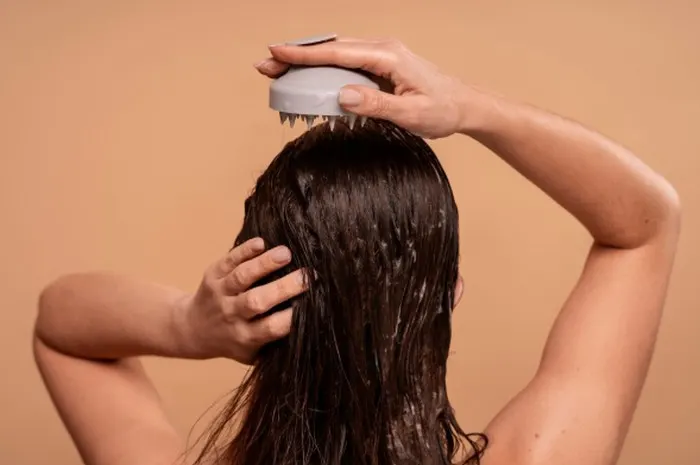 memakai scalp scrub