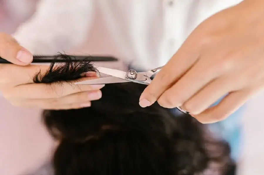trimming rambut