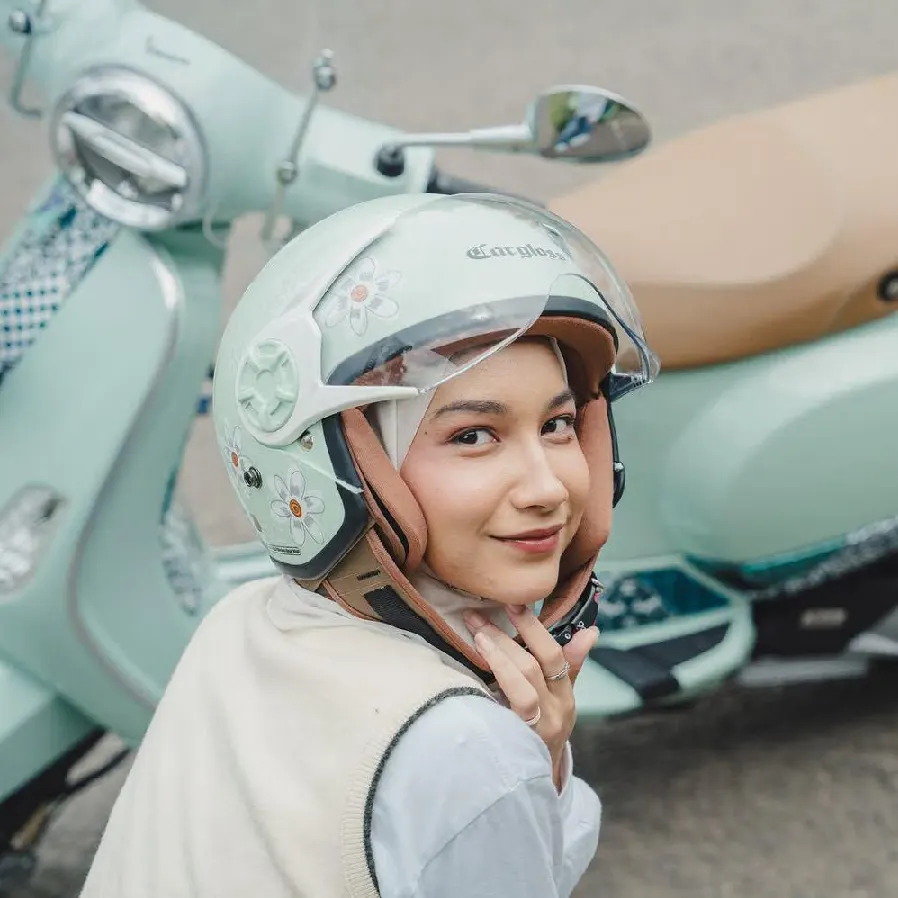 pengguna hijab dan helm setiap hari