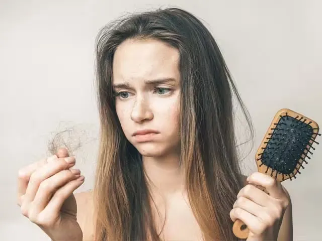Rambut Tipis Bikin Nggak Pede? Solusi Praktis Menghentikan Kerontokan Mulai dari Akar